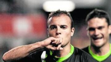 <b>GOLEADOR. </b>Juli le dio al Elche los tres puntos en el Teresa Rivero.