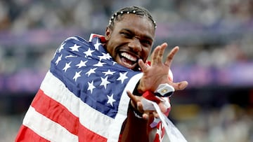 Saint-denis (France), 04/08/2024.- Noah Lyles of the USA celebrates after winning the Men 100m final of the Athletics competitions in the Paris 2024 Olympic Games, at the Stade de France stadium in Saint Denis, France, 04 August 2024. (100 metros, Francia) EFE/EPA/FRANCK ROBICHON