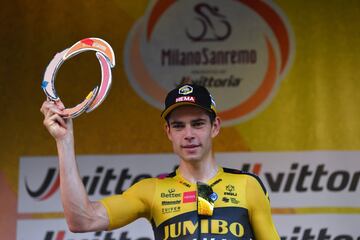 Wout van Aert regresaba a la carretera tras muchos meses de inactividad a causa de un accidente sufrido en el Tour 2019, cuando chocó contra una valla en un giro de una contrarreloj. Algunos dudaban sobre su condición, pero pronto despejó las incógnitas de un plumazo. Ganó la Strade Bianche con una exhibición y poco después conquistó el primer Monumento de su palmarés al vencer en el esprint final del Giro de Lombardía a Alaphilippe. Después brilló en el Tour con un triunfo de etapa y sus exhibiciones en la montaña, donde demostró que no hay asignatura que se le resista. Redondeó el curso con dos medallas de plata en los Mundiales, tanto en contrarreloj como en ruta.