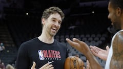 Pau Gasol habla con LaMarcus Aldridge antes del Spurs-Blazers.