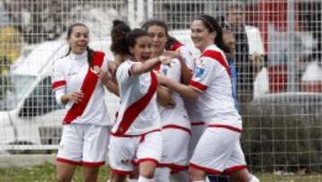 Las jugadoras del Rayo celebran uno de sus goles al Athletic.