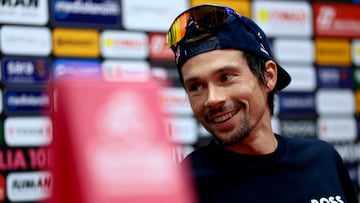 Primoz Roglic sonr¨ªe en la rueda de prensa del Giro de Italia.