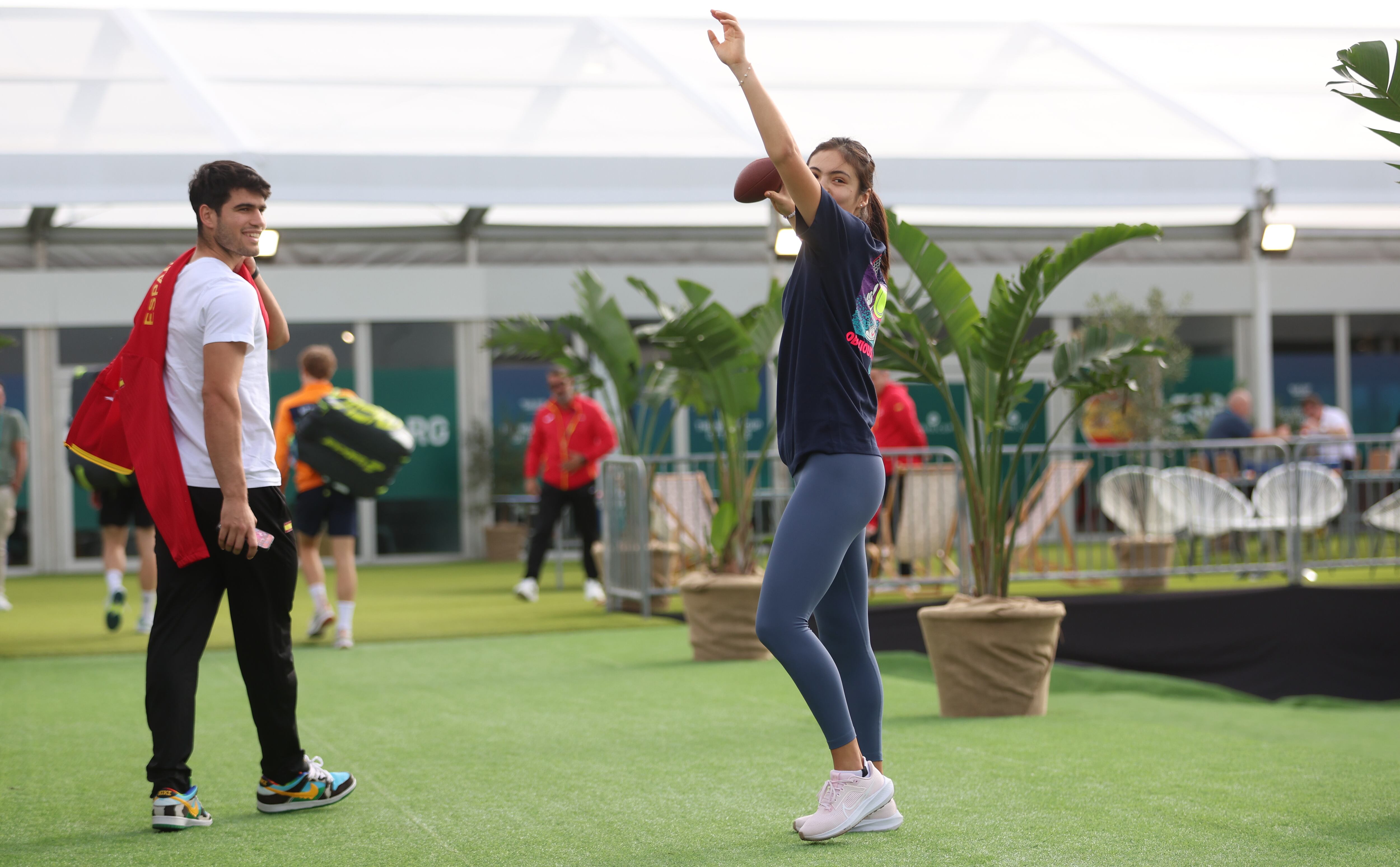 Malaga, España - 17 de noviembre: Carlos Alcaraz de España se comunica con la Final de la Gran Bretaña Emma Raduganu, Billy Jean King Cup el 17 de noviembre de 2024 en Málaga, España durante la final de la Billy Jean King Cup. (Foto de Nathan Strack/Getty Images para LDA)