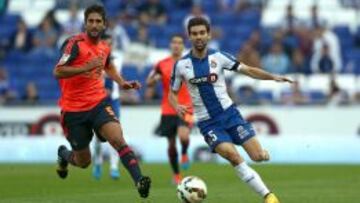 El defensa del Espanyol Víctor Álvarez disputa un balón con el centrocampista de la Real Sociedad Markel Bergara.