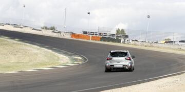 1Tercera edici車n de la reuni車n y exhibici車n de autom車viles cl芍sicos en el circuito del Jarama