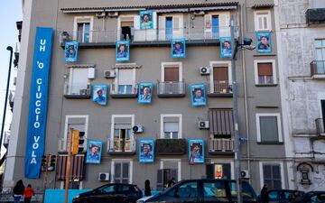 La buena marcha del Nápoles en Champions y en la Serie A ha desatado la locura por toda la ciudad, donde las fotos de los jugadores, con la frase “Campeones de Italia”, cuelgan de la fachada de un edificio próximo a la estación de trenes. A su lado, una pancarta en napolitano que reza: “El burro está volando”, en referencia a la mascota del club.