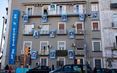 La buena marcha del Nápoles en Champions y en la Serie A ha desatado la locura por toda la ciudad, donde las fotos de los jugadores, con la frase “Campeones de Italia”, cuelgan de la fachada de un edificio próximo a la estación de trenes. A su lado, una pancarta en napolitano que reza: “El burro está volando”, en referencia a la mascota del club.