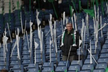 Un aficionado del Celtic espera el inicio del partido de semifinales de la Copa escocesa ante el Rangers.