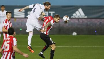 Sergio Ramos con Inigo Martínez.