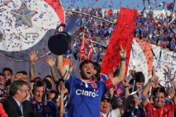 6 de diciembre 2014: Universidad de Chile se corona campeón del Apertura tras superar a Santiago Wanderers y Colo Colo en la tabla de posiciones. Título número 17 de los azules.