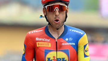 Carlos Verona resopla en la l¨ªnea de meta de Asiago.