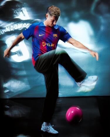 Robert Lewandowski durante la presentación de la nueva camiseta del Fútbol Club Barcelona en colaboración con Ed Sheeran.