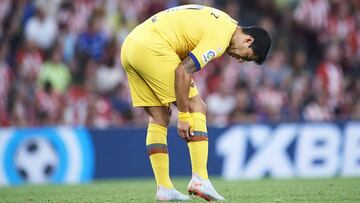 BILBAO, SPAIN - AUGUST 16: Luis Suarez of FC Barcelona touches his calf  during the Liga match between Athletic Club and FC Barcelona at San Mames Stadium on August 16, 2019 in Bilbao, Spain. (Photo by Juan Manuel Serrano Arce/Getty Images)