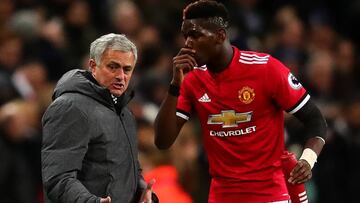José Mourinho y Paul Pogba, durante un partido del Manchester United.