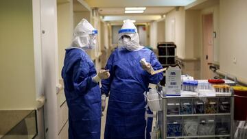 Medical staff chat at Beilinson hospital in Petah Tikva, Israel August 18, 2021 REUTERS/ Ammar Awad