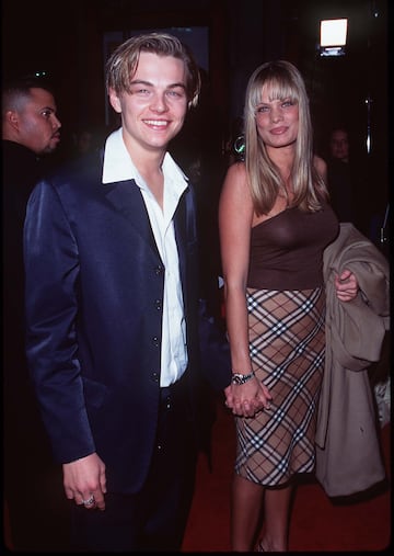 La modelo estadounidense mantuvo una relación con Leonardo DiCaprio entre 1996 y 1997. Cuando se conocieron ambos tenían 22 años. Su romance terminó poco antes del estreno mundial de ‘Titanic’.