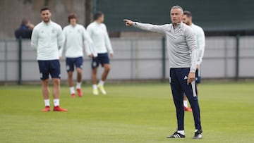 Luis Enrique da instrucciones al equipo, hoy en Mil&aacute;n.