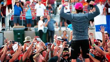 Fernando Alonso con aficionados americanos en Austin.