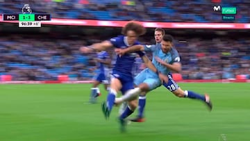 Ag&uuml;ero realiz&oacute; una fea entrada a David Luiz. 