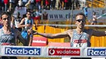 <b>DE LA MANO.</B> José Ríos y Alberto García, del Adidas, decidieron cruzar juntos la línea de meta.