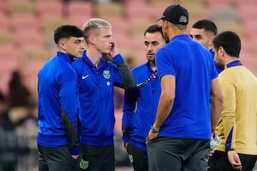 Dani Olmo dialogando junto a Araujo, Pedri y Eric Garc¨ªa antes del inicio del encuentro frente al Athletic Club perteneciente a la semifinal de la Supercopa de Espa?a.