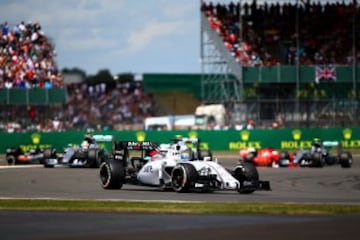 NORTHAMPTON, ENGLAND - JULY 05:  Felipe Massa por delante de Lewis Hamilton.