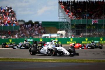NORTHAMPTON, ENGLAND - JULY 05: Felipe Massa por delante de Lewis Hamilton.