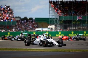 NORTHAMPTON, ENGLAND - JULY 05:  Felipe Massa por delante de Lewis Hamilton.