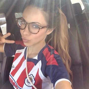 Jimena Sánchez presume su afición a las Chivas en todo momento.