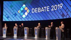 AME9428. SANTA FE (ARGENTINA), 13/10/2019.- Aplauso final de los candidatos en el primer debate presidencial televisado para las elecciones argentinas del 27 de octubre, este domingo, en la Universidad Nacional del Litoral, en Santa Fe (Argentina). EFE/ Javier Escobar