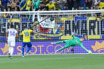 Andriy Lunin para el penalti lanzando por Álvaro Negredo.