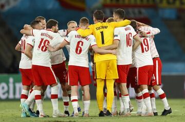 SEVILLE, SPAIN - JUNE 19: Players of Poland form a huddle following the UEFA Euro 2020 Championship Group E match between Spain and Poland at Estadio La Cartuja on June 19, 2021 in Seville, Spain. (Photo by Marcelo Del Pozo - Pool/Getty Images)