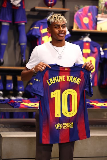 El delantero español del Barcelona, Lamine Yamal, en el acto de  presentación de su nueva camiseta número 10 en la tienda del estadio Camp Nou.