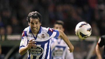 El centrocampista del Deportivo Juan Carlos Valer&oacute;n corre detr&aacute;s del bal&oacute;n en el partido ante el Rayo Vallecano.