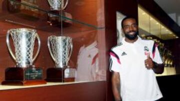 KC Rivers, nuevo jugador del Real Madrid, junto a los trofeos de la secci&oacute;n de baloncesto.