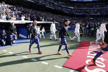 Salida al campo de los dos equipos. 