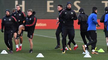 Los jugadores del United, durante el entrenamiento previo al partido.