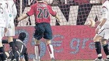 <b>SAVO PUSO EL GOL. </b>En la imagen, medio Sevilla mira cómo la pelota acaba de entrar en su portería y Romeo celebra el gol.