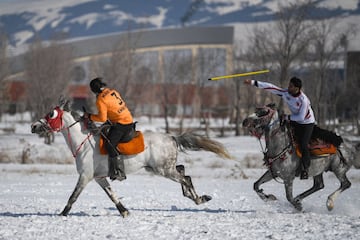 Un jugador lanza una jabalina a un oponente durante una competición de jereed celebrada en Erzurum, al noreste de Turquía. El jereed, también conocido como cirit, es un deporte ecuestre tradicional turco, en el que los jugadores anotan puntos lanzando una jabalina de madera, con la punta roma, a los jinetes del equipo contrario