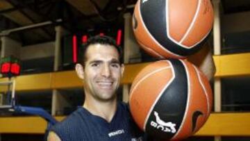 <b>DE TRES EN TRES SIN ENCESTAR DE DOS</b> Iker Iturbe promedia casi cinco triples por encuentro, pero ha fallado las dos canastas de dos que ha intentado. ¿Se estrenará este domingo? No puedo prometerlo, dice con una sonrisa. Suma 44 puntos tras 14 triples y dos tiros libres.