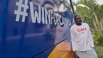 Boni Ndong posa para AS junto al hotel de Canad¨¢ en el hotel Fairmont de Yakarta.