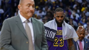 December 25, 2018; Oakland, CA, USA; Los Angeles Lakers forward LeBron James (23) leaves the court after an injury during the third quarter against the Golden State Warriors at Oracle Arena. Mandatory Credit: Kyle Terada-USA TODAY Sports