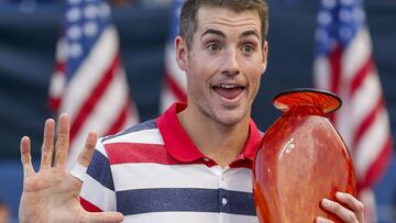 John Isner posa con el trofeo de campe&oacute;n del BB&amp;T Atlanta Open despu&eacute;s de batir en la final al tambi&eacute;n estadounidense Ryan Harrison.