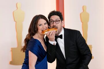 Katie Lowes y Adam Shapiro en una divertida imagen en la alfombra champagne.