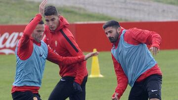 Viguera, Rachid y Carmona, en el entrenamiento de ayer del Sporting.