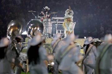 Espectacular actuación de Beyoncé en el descanso del partido de la NFL entre los Houston Texans y los Baltimore Ravens.