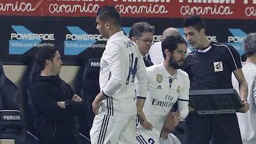 Isco entra por Casemiro en el estadio de la Cerámica.