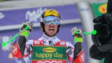 Ek austriaco Marcel Hirscher festeja su victoria. 