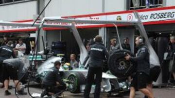 EL &#039;POLEMAN&#039;. Mercedes le cambia las ruedas a Rosberg.