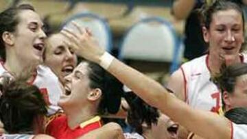 <b>INVICTAS</b>. Las jugadoras españolas conquistaron el campeonato sin perder un sólo partido ante rivales de la talla de Turquía o Serbia.